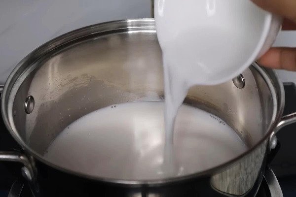 Nấu nước cốt dừa cho chè đậu đen thêm béo ngậy
