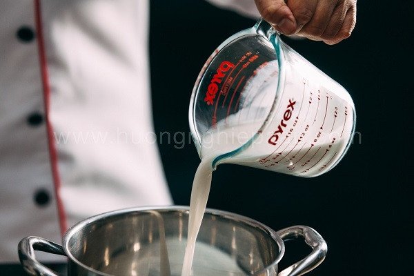 Nấu nước cốt dừa sánh mịn ăn kèm
