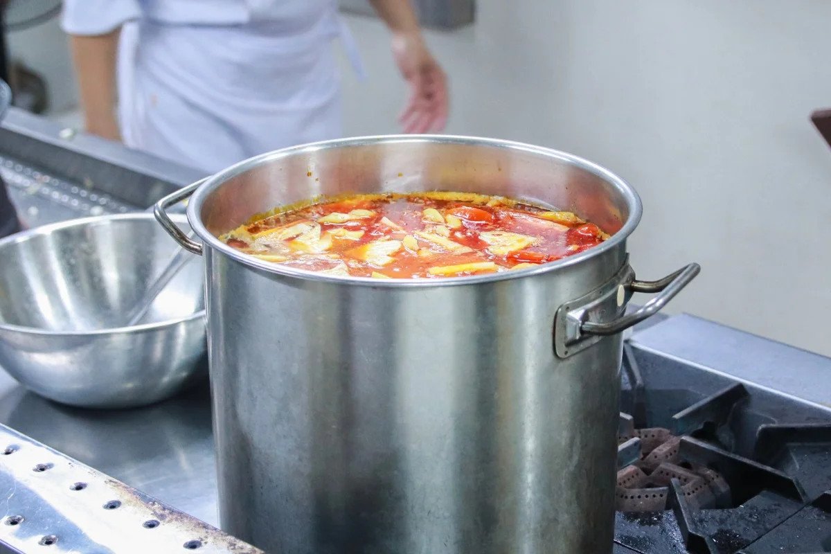 Nấu nước dùng bún cá Hà Nội chuẩn vị