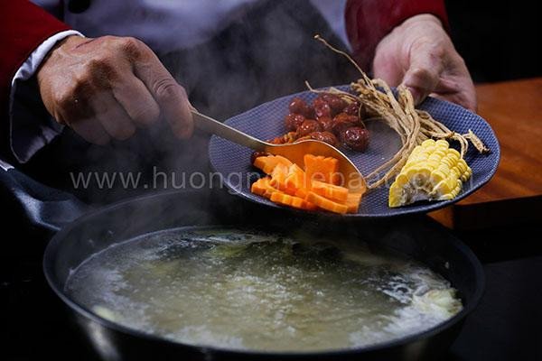 nấu nước dùng lẩu gà nấm thơm ngon