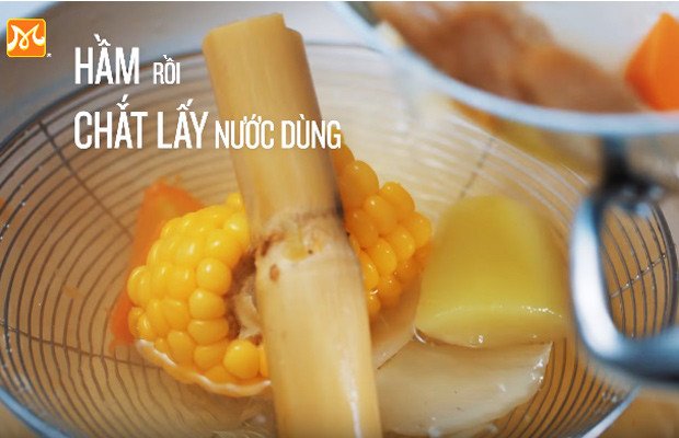 Nấu nước dùng rau củ ngọt thanh cho món lẩu hải sản chay