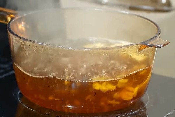 Nấu nước đường gừng thơm lừng để ngâm sấu