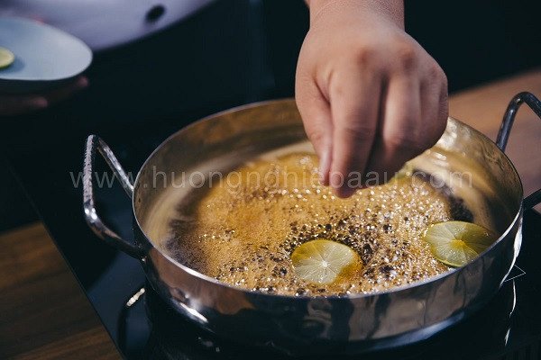 Nấu nước đường làm bánh Trung thu dẻo chay chuẩn