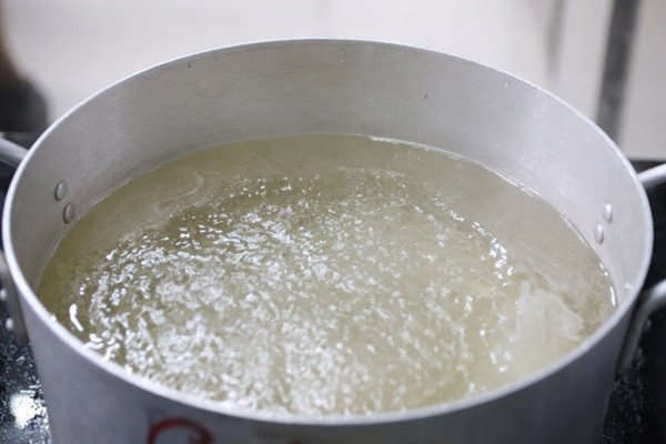 Bí Quyết Làm Chè Khúc Bạch Bột Rau Câu Thơm Ngon Tại Nhà Nấu nước đường phèn trong nồi để làm chè khúc bạch