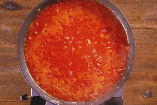 Nấu sốt cà chua đậm đà cho món xíu mại hấp dẫn
