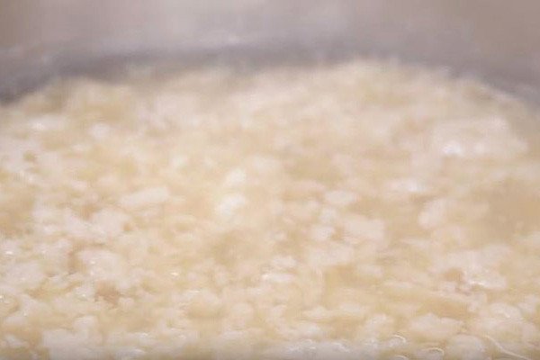 Nấu sữa đậu nành cho đến khi kết tủa