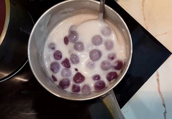 Nấu viên khoai lang tím với nước cốt dừa sánh mịn