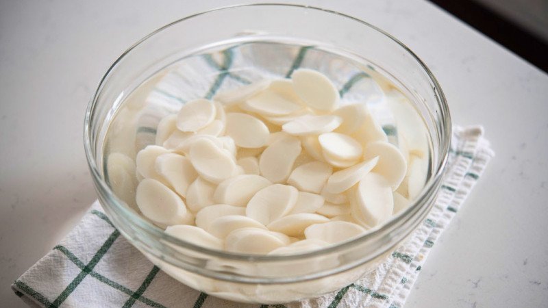 Ngâm bánh gạo Tteokguk trong nước để làm mềm