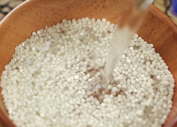 Ngâm bột báng và bột khoai trước khi nấu chè