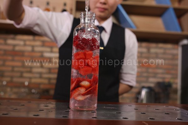 Ngâm dâu tây và dưa hấu với nước tinh khiết để làm detox
