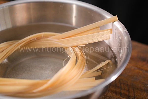 Ngâm dây lạt làm mềm để dễ dàng gói bánh ú