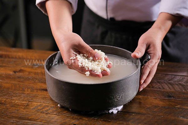 Ngâm gạo tẻ chuẩn bị làm bánh tẻ truyền thống