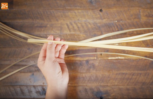 Ngâm lạt tre cho mềm trước khi gói bánh tét