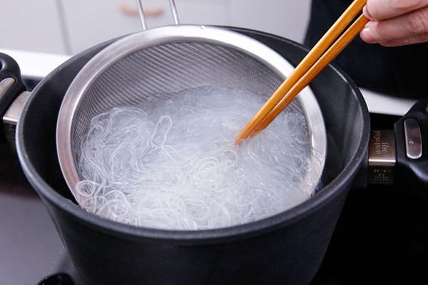 Ngâm miến đậu xanh để miến xào cua dai ngon