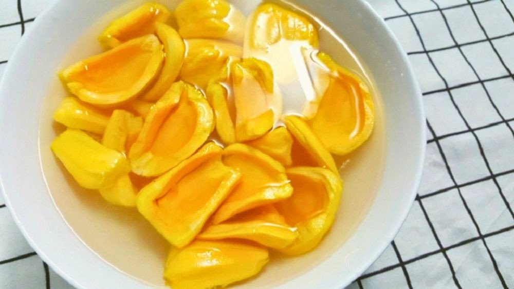 Ngâm mít trong dung dịch đường chanh muối trước khi sấy