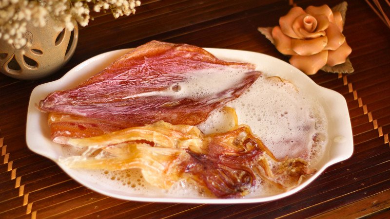 Ngâm mực khô trong bia trước khi nướng nồi chiên không dầu để thịt mềm hơn
