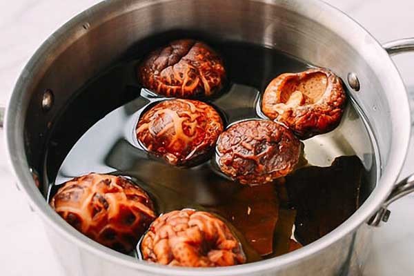 Ngâm nấm đông cô mềm nở để làm bánh bá trạng