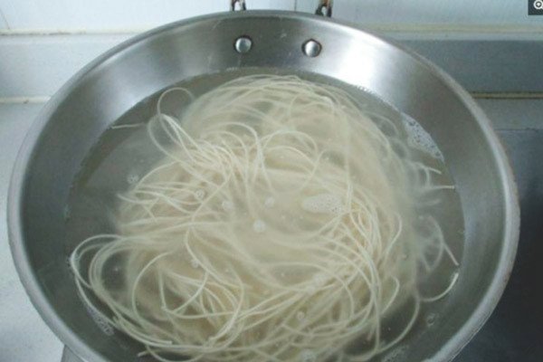 Ngâm sợi mì chay trong nước ấm để đảm bảo độ dai