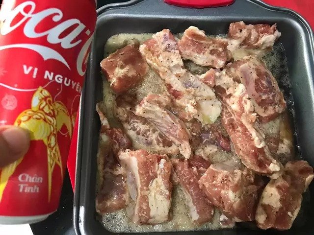Ngâm sườn heo với nước Coca-Cola để tạo hương vị đặc biệt