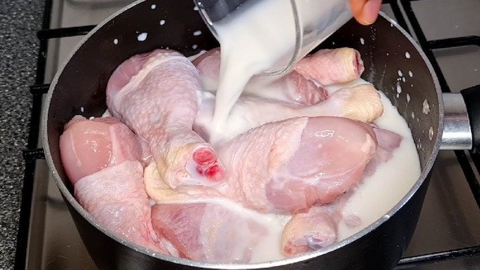 Ngâm thịt gà với sữa tươi là bí quyết giúp gà rán không dầu mềm mọng và thơm ngon hơn