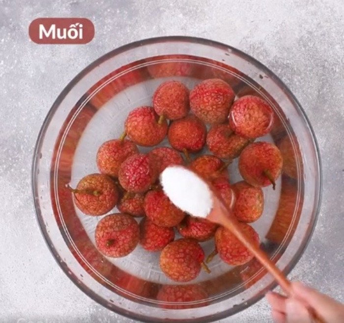 Ngâm vải với nước muối để loại bỏ vị chua