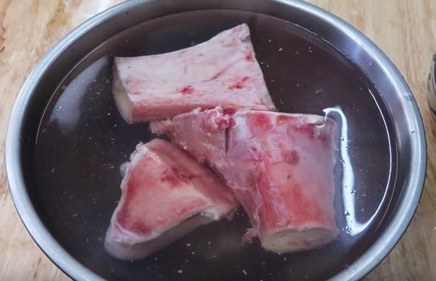 Ngâm xương bò trong hỗn hợp gừng chanh muối để khử mùi hôi hiệu quả.