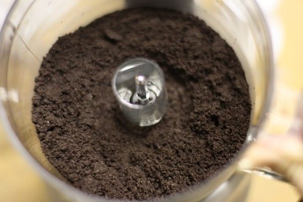 Nghiền bánh Oreo để làm cốt bánh kem phô mai