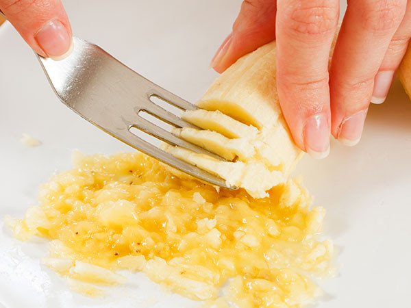 Nghiền chuối chín nhuyễn mịn, tạo độ sánh cho phần nhân bánh chuối nướng