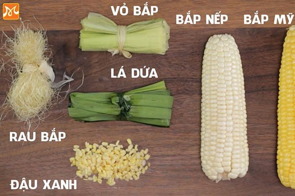 Ngô và các thành phần tự nhiên được sơ chế để nấu sữa bắp tại nhà