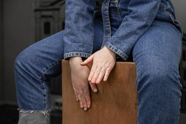 Người chơi đang thực hành cách đánh trống Cajon với tư thế đúng.