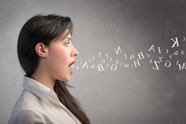 Người đang luyện tập khẩu hình để tự học thanh nhạc tại nhà