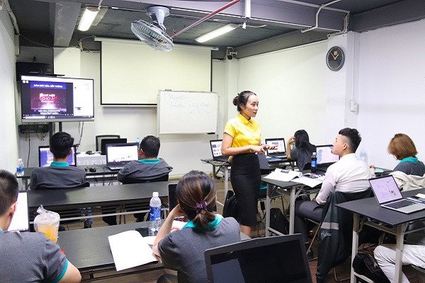 người đầu bếp đang kể chuyện về món ăn