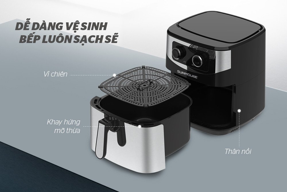 Người dùng đang vệ sinh khay chiên của nồi chiên không dầu, minh họa việc làm sạch dễ dàng.
