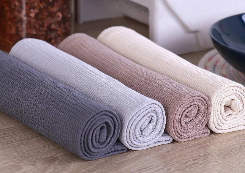 Người dùng dùng khăn mềm lau sạch mặt bếp từ và bếp hồng ngoại
