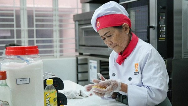 Người lớn tuổi tham gia lớp học làm bánh 1 buổi