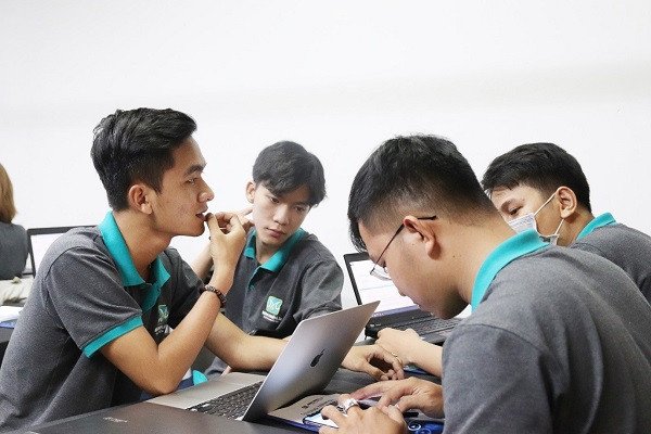 người nấu ăn đang sắp xếp nguyên liệu để chụp ảnh
