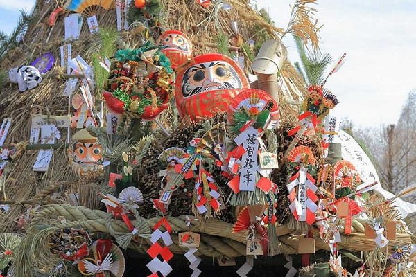 Người Nhật nướng bánh Mochi trong lễ hội Dondo Yaki
