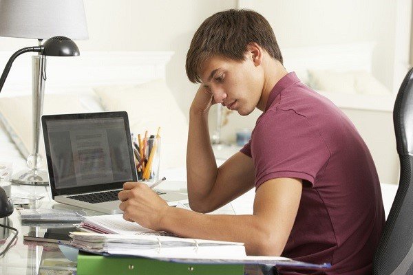 Người phụ nữ đang đọc công thức nấu ăn được hệ thống hóa trong sách