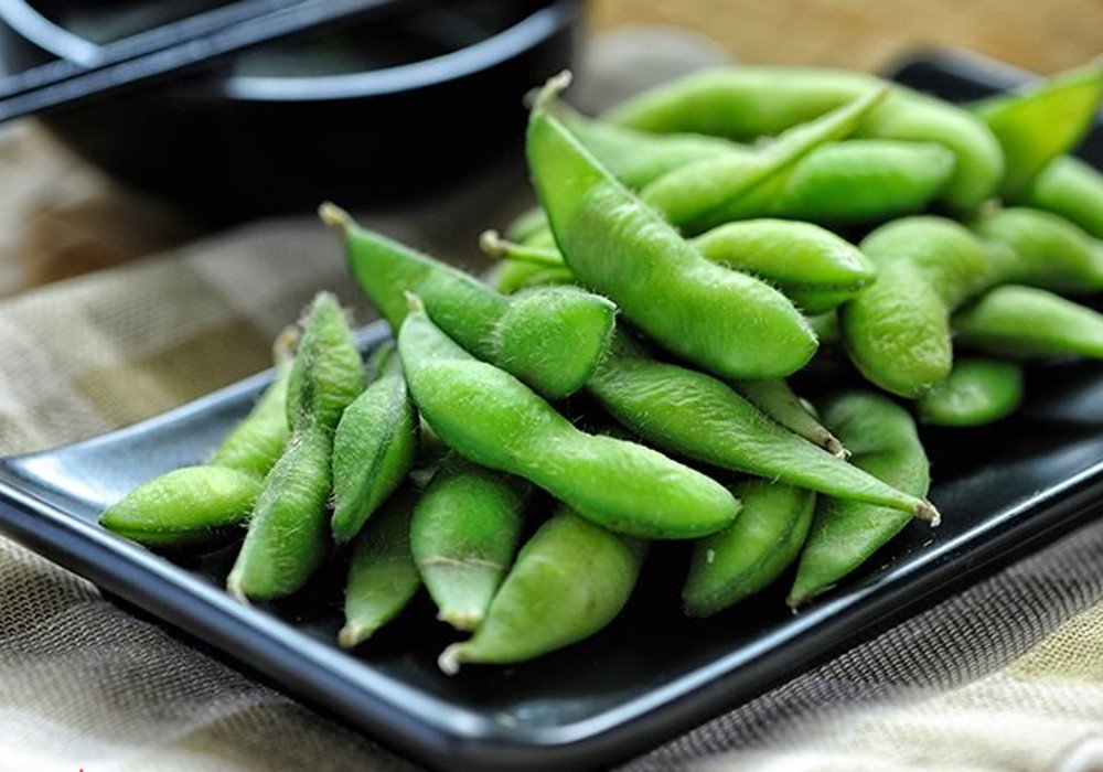 Người phụ nữ đang uống sữa đậu nành edamame tốt cho sức khỏe