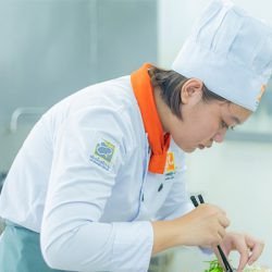 Người yêu ẩm thực trải nghiệm nấu phở bò