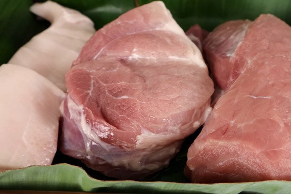 Nguyên liệu chính để làm lạp xưởng tại nhà gồm thịt nạc và mỡ