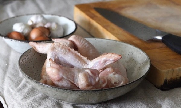 Nguyên liệu chính làm gà chiên nước mắm tại nhà