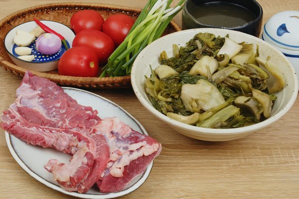 Cách Nấu Canh Dưa Chua Thịt Bò Đậm Đà Chuẩn Vị Gia Đình Nguyên liệu chính nấu canh thịt bò hầm dưa chua