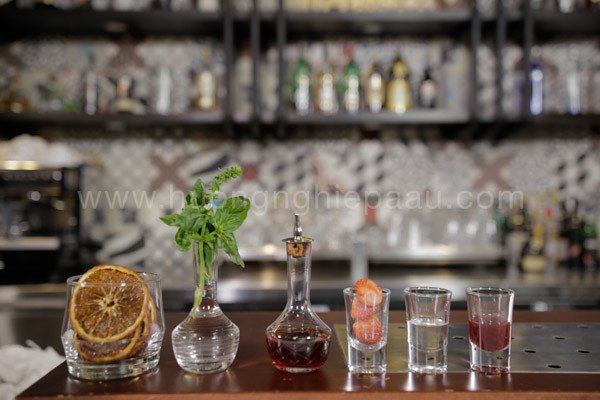 Nguyên liệu chuẩn bị cho ly Cocktail Strawberry Basil tại nhà