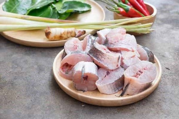 Cá Kho Tộ Chuẩn Vị Nam Bộ: Bí Quyết Nấu Ngon Tại Nhà Nguyên liệu chuẩn bị cho món cá kho tộ đậm đà hương vị Nam Bộ