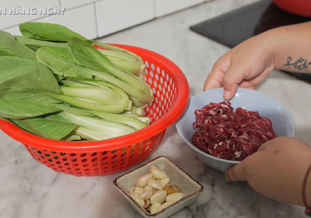 Nguyên liệu chuẩn bị cho món thịt bò xào cải thìa tươi ngon
