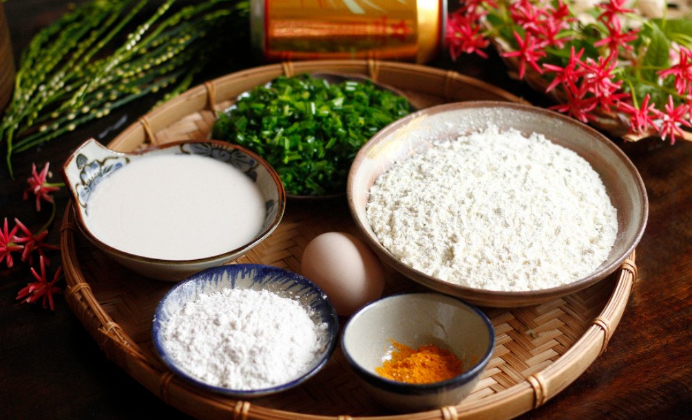 Nguyên liệu chuẩn bị làm bánh xèo miền Trung với bột bánh xèo và các loại nhân tươi ngon