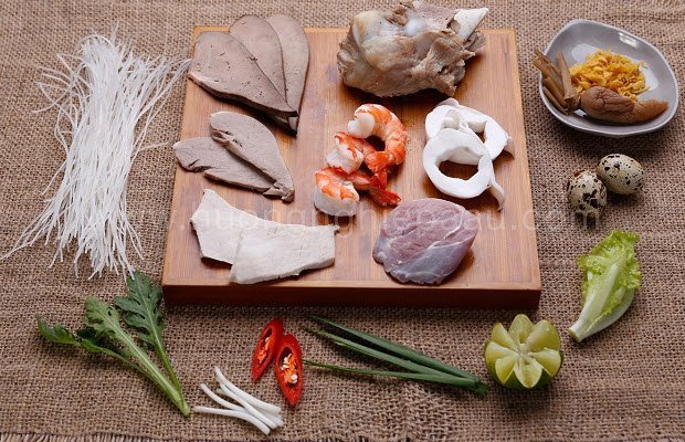 Nguyên liệu chuẩn bị món hủ tiếu Nam Vang truyền thống