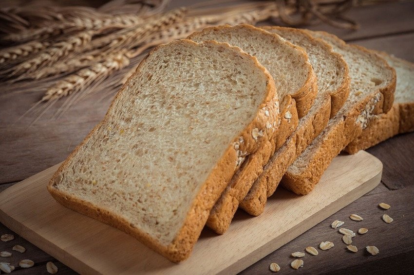 Nguyên liệu cơ bản làm bánh mì sandwich tại nhà gồm bột, trứng và bơ
