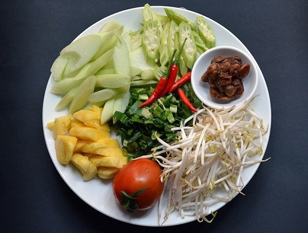 Nguyên liệu đầy đủ cho món canh chua chay thơm ngon